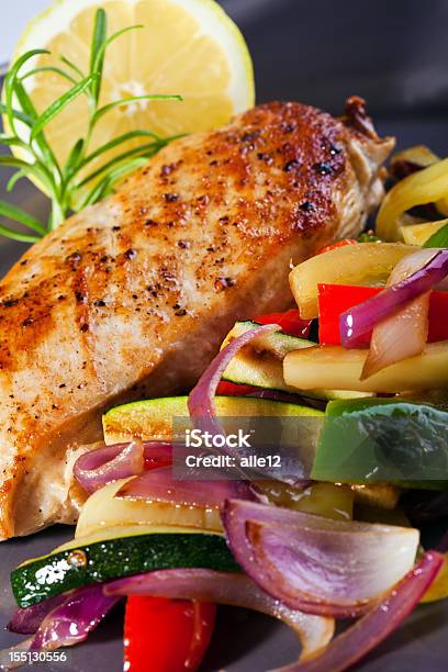Pollo Y Vegetales Foto de stock y más banco de imágenes de Alimento - Alimento, Carne, Cebolla