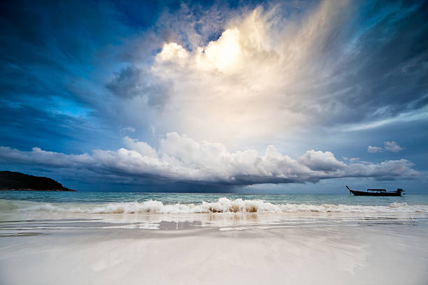 pioggia sul mare - dramatic clouds foto e immagini stock