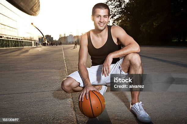 Foto de Urban Jogador De Basquete e mais fotos de stock de 20-24 Anos - 20-24 Anos, Adulto, Ajoelhar