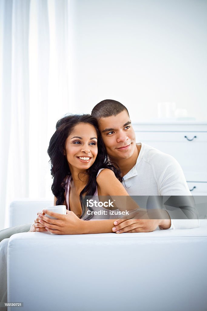 Amorevole coppia afro-Football - Foto stock royalty-free di 20-24 anni
