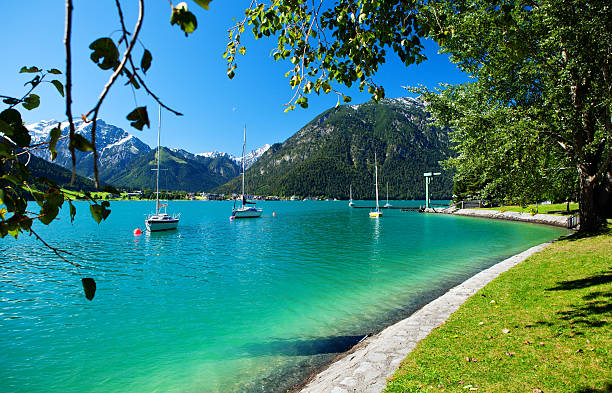 湖アーヘンゼー湖 - lake mountain north tirol austria ストックフォトと画像