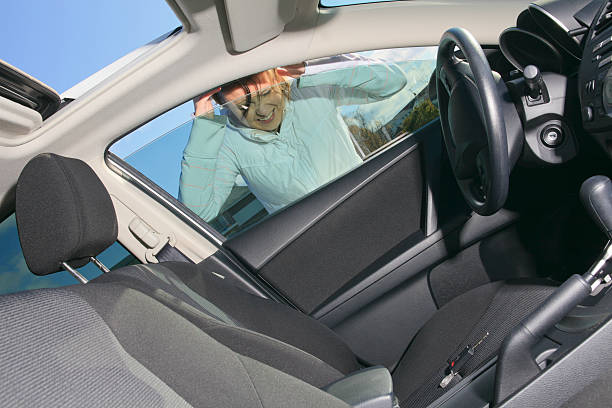 женщина белый автомобиль-забыть ключевых внутри - car car door car key door стоковые фото и изображения