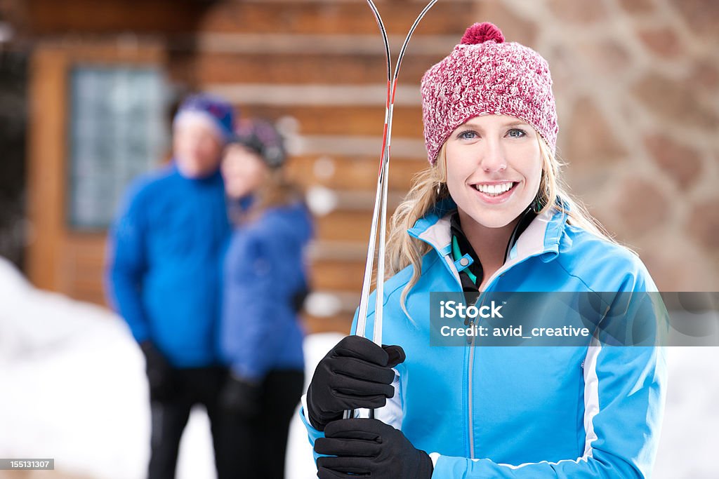 Carina ragazza di sci nordico - Foto stock royalty-free di 20-24 anni