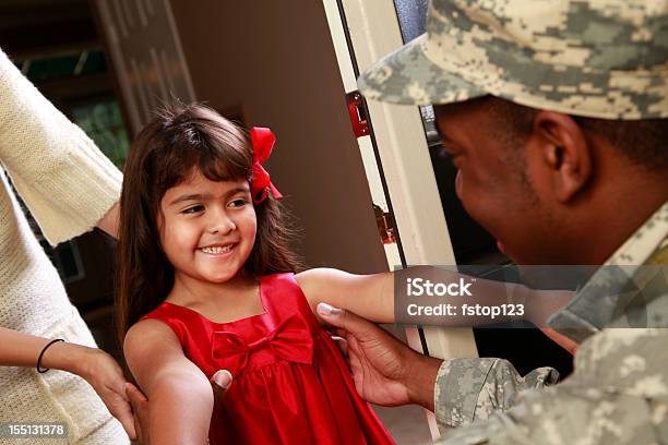 Niña Feliz Acogedor Hogar Military Soldier Padre Foto de stock y más banco de imágenes de Ejército - Ejército, Niño, Rojo