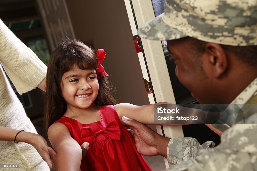 Fillette heureuse accueillant militaires soldat père. - Photo de Armée libre de droits