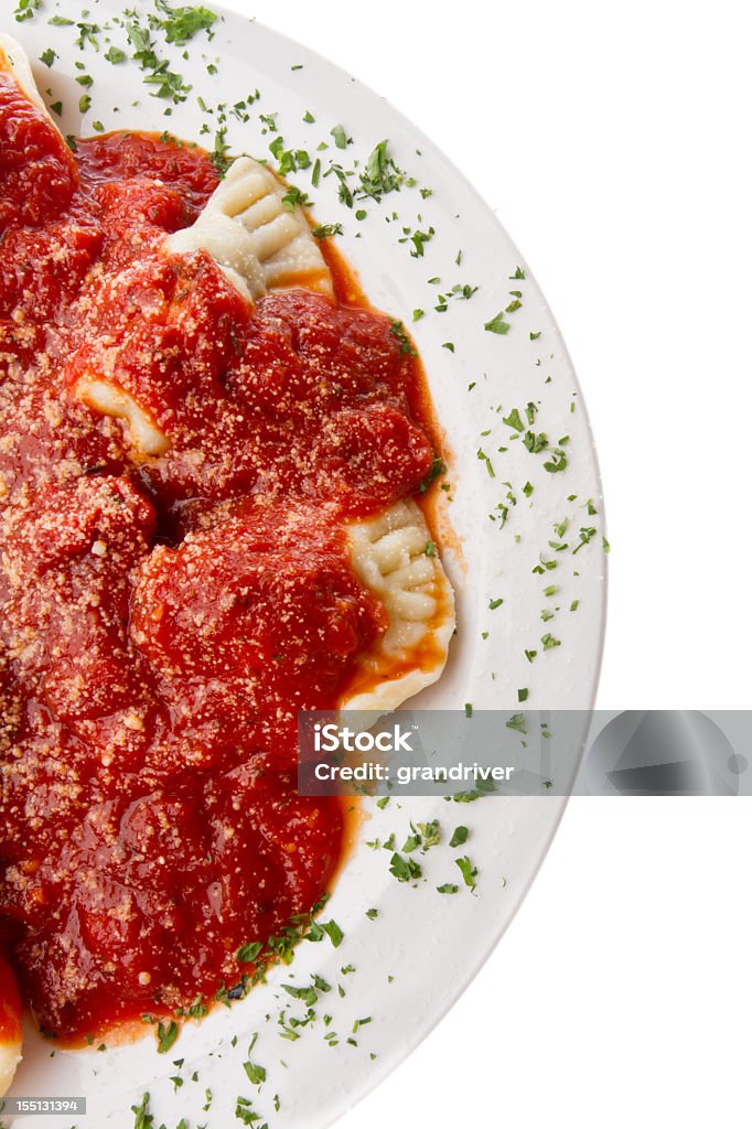 Ravioli in Tomatensoße, isoliert auf weiss - Lizenzfrei Basilikum Stock-Foto