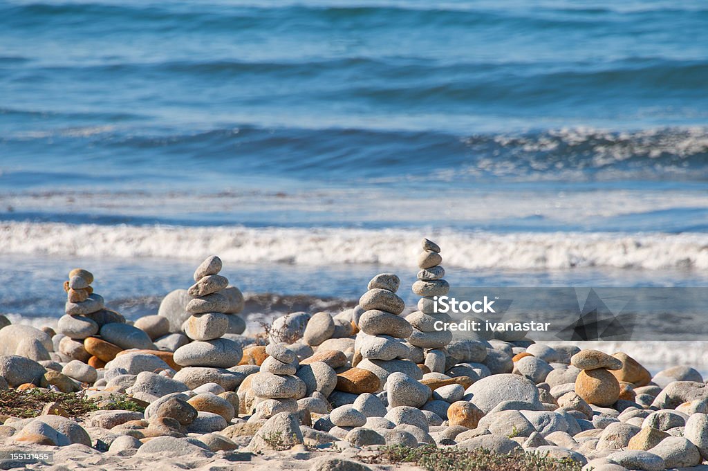 Equilibrio Stones, Cairns - Foto de stock de Forma piramidal libre de derechos