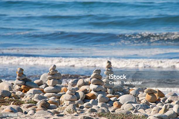 Equilibrio Stones Cairns Foto de stock y más banco de imágenes de Forma piramidal - Forma piramidal, Mar, Pebble Beach