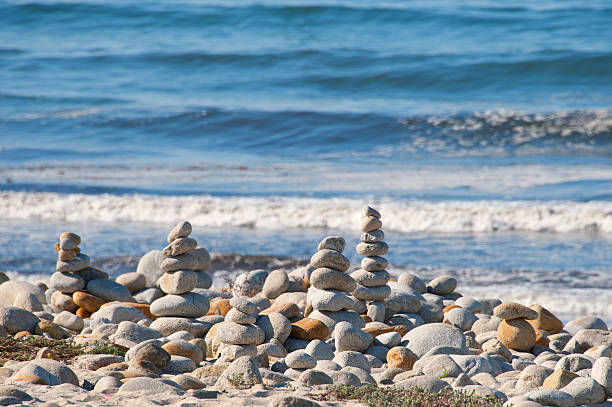 equilibrio pietre, cairns - pebble beach california foto e immagini stock