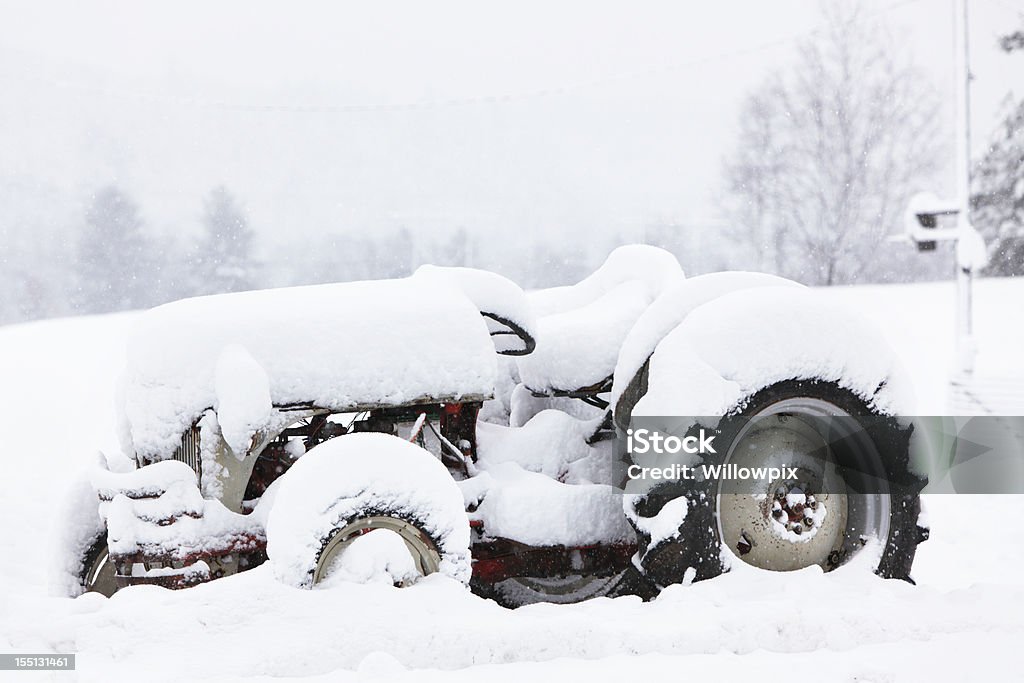 Bauernhof Traktor begraben in tiefen Blizzard Snow - Lizenzfrei Agrarbetrieb Stock-Foto
