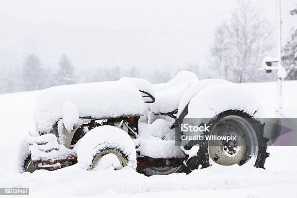 Bauernhof Traktor Begraben In Tiefen Blizzard Snow Stockfoto und mehr Bilder von Agrarbetrieb - Agrarbetrieb, Schnee, Schneesturm