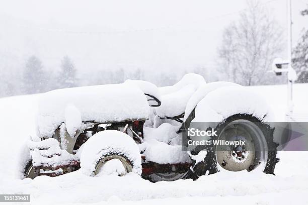 Photo libre de droit de Tracteur Agricole Enterré Dans Une Tempête De Neige banque d'images et plus d'images libres de droit de Ferme - Aménagement de l'espace