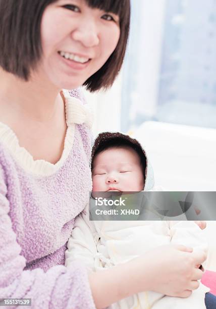 Mãe Com Um Recémnascido - Fotografias de stock e mais imagens de Asiático e indiano - Asiático e indiano, Mãe, Recém-nascido