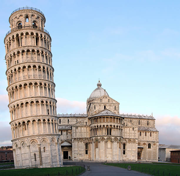 pisa-torre e catedral - cityscape pisa italy leaning tower of pisa imagens e fotografias de stock