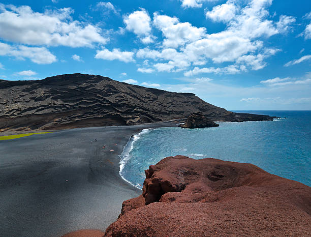 el golfo, вулканический пляж, лансароте - lanzarote bay canary islands beach стоковые фото и изображения