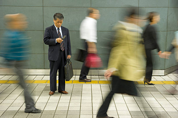 de mensagens instantâneas - rush hour commuter on the phone tokyo prefecture imagens e fotografias de stock