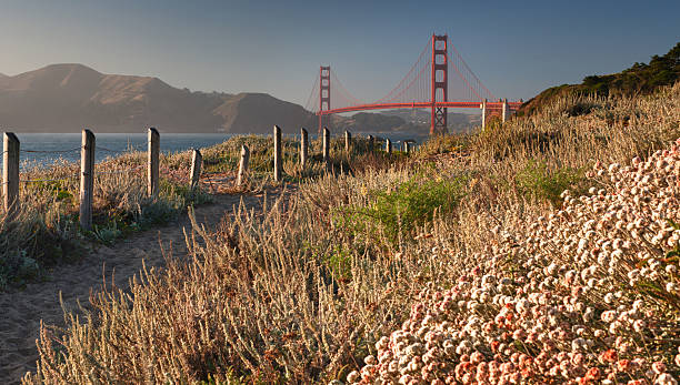 baker beach z mostu golden gate w zachód słońca (xxxl - baker beach zdjęcia i obrazy z banku zdjęć