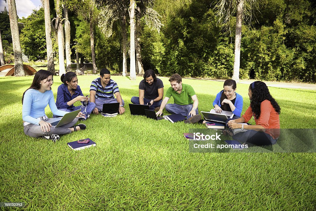 Grupo de jóvenes que estudian en el campus de la Universidad - Foto de stock de Adolescente libre de derechos
