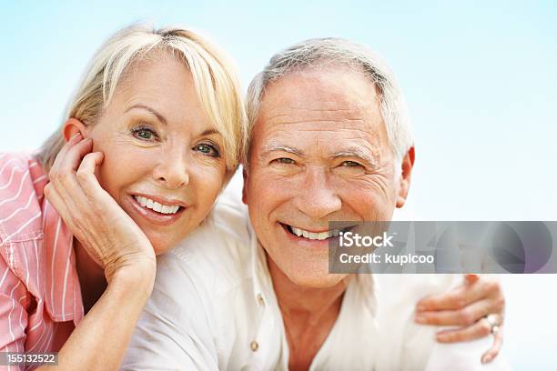 Foto de Lindo Casal Sênior Sorrindo e mais fotos de stock de 60 Anos - 60 Anos, Abraçar, Adulto