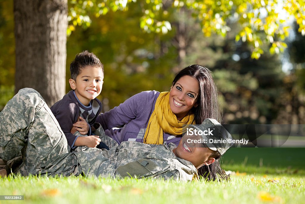 Army famille Series: Real soldat américain avec Son épouse & - Photo de Adulte libre de droits