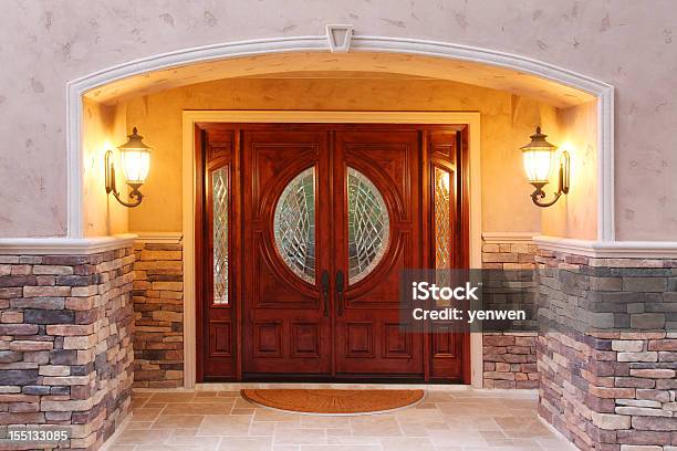 Дома Двери Роскошный — стоковые фотографии и другие картинки Парадная дверь - Парадная дверь, Арка - архитектурный элемент, Роскошь