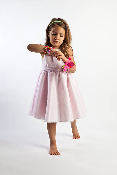 かわいい小さな女の子のピンクのドレスのスタジオ - child little girls shy standing ストッ�クフォトと画像