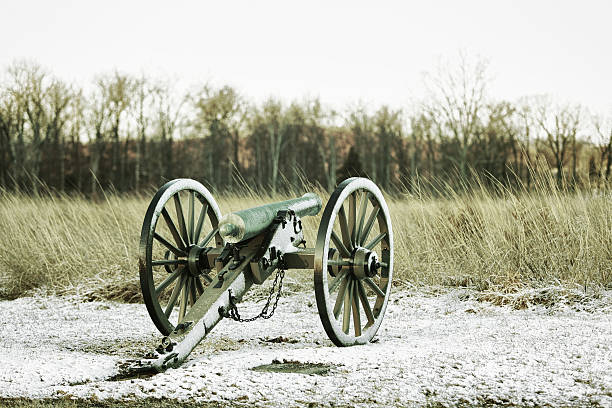 アメリカ南北戦争キャノンで冬のゲティスバーグの戦場 - wooden hub ストックフォトと画像