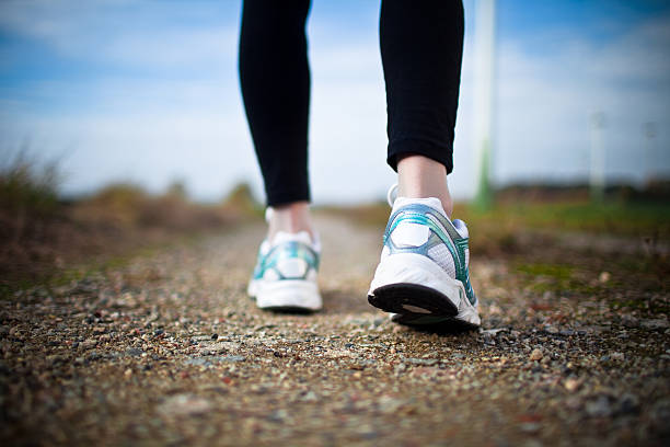 femme qui marche croix pays sentier - jogging walking footpath women photos et images de collection