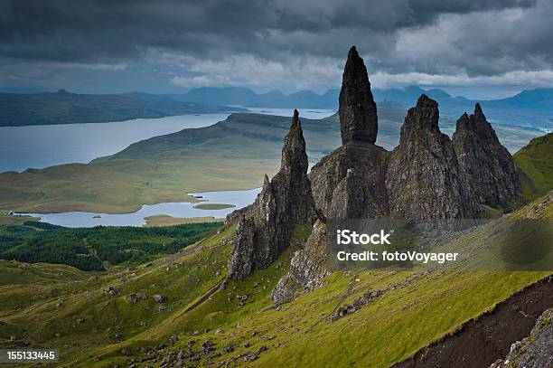 Highland Drammatici Pinnacoli Old Man Of Storr Skye Scozia - Fotografie stock e altre immagini di Scozia