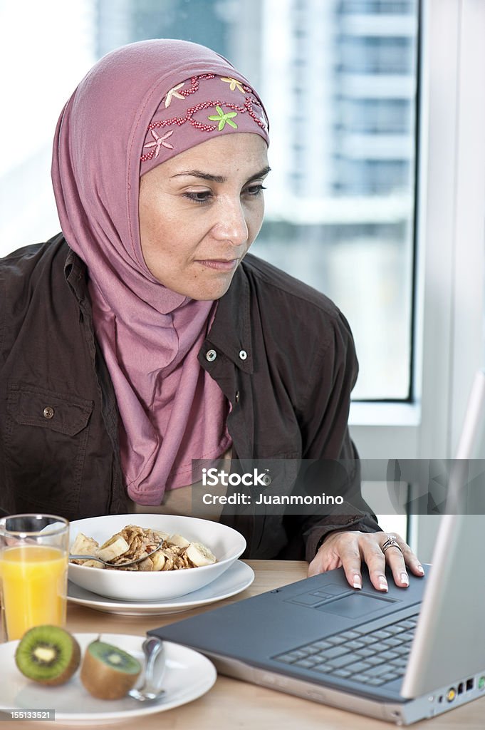 Femme musulmane petit déjeuner - Photo de 40-44 ans libre de droits