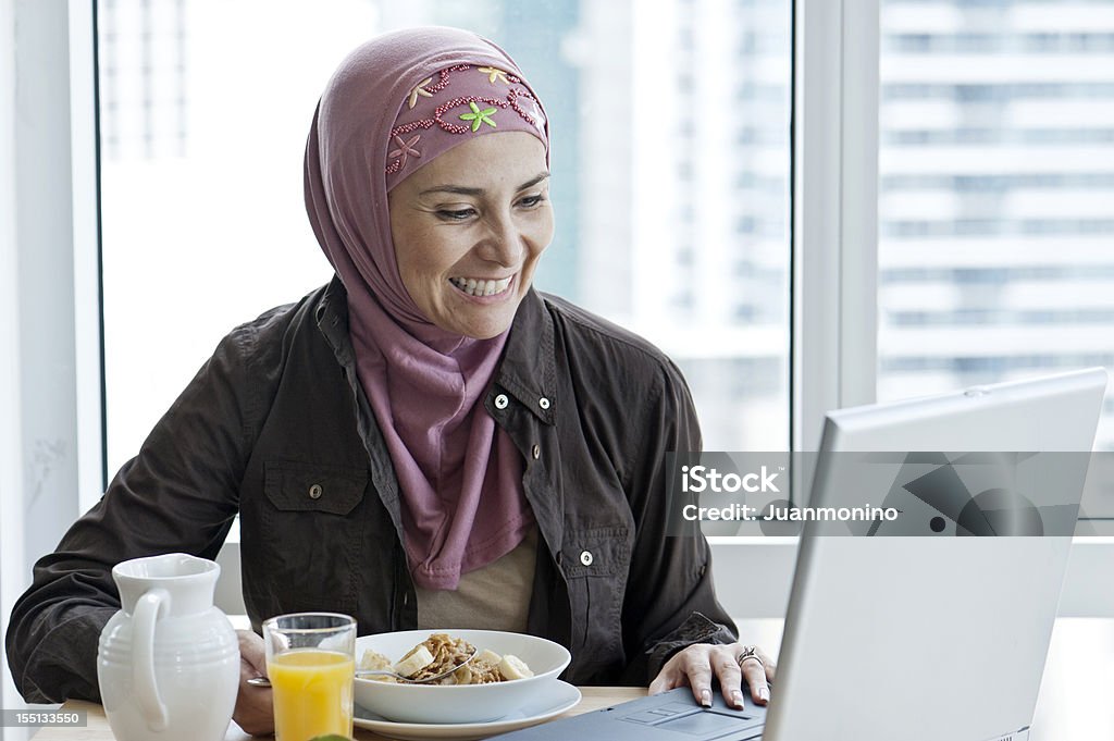 Donna musulmana con prima colazione - Foto stock royalty-free di Prima colazione