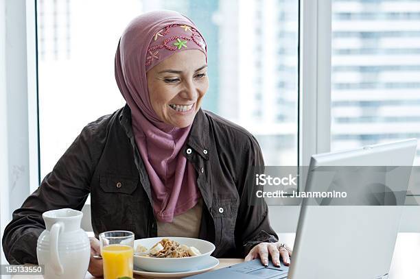Donna Musulmana Con Prima Colazione - Fotografie stock e altre immagini di Prima colazione - Prima colazione, Alimentazione sana, Arabesco - Stili