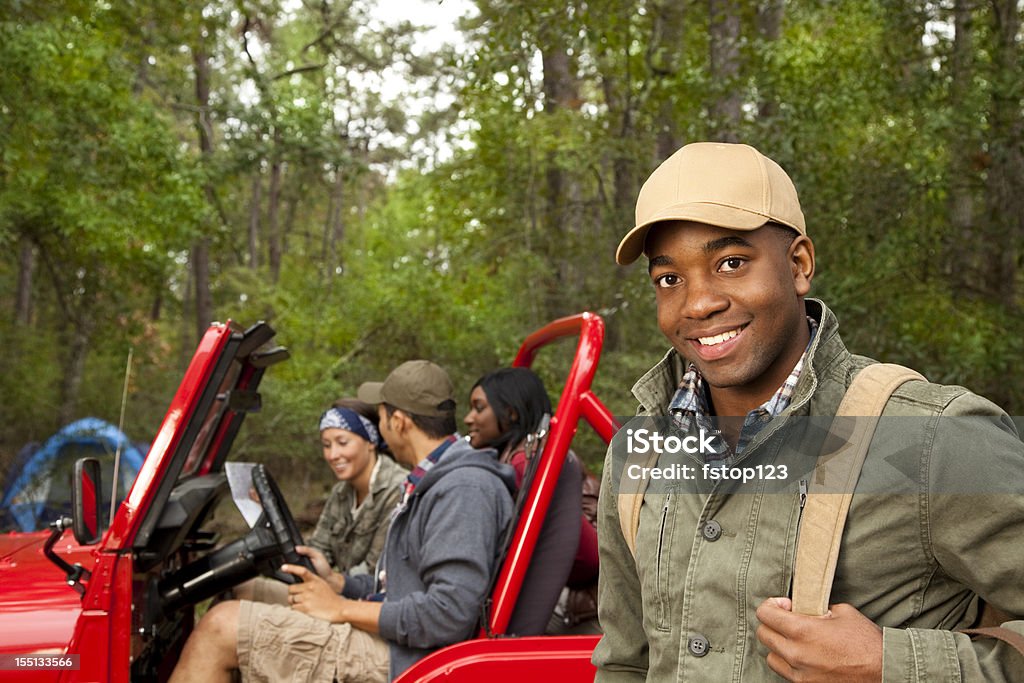 Grupo de amigos em jeep. Acampar local. Caminhada de floresta, floresta. - Royalty-free Acampar Foto de stock