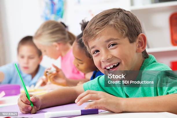 Happy Elementary Alter Junge In Kunstklasse In Der Schule Stockfoto und mehr Bilder von Filzstift