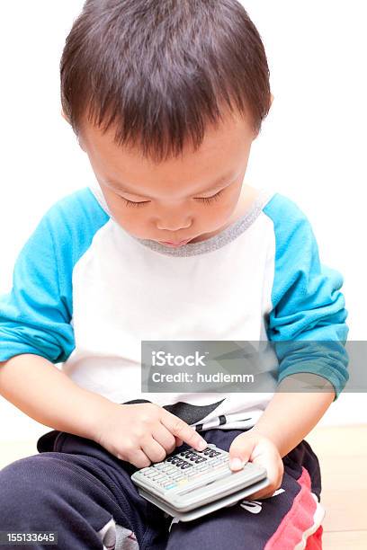Bambino Giocano Calcolatrice - Fotografie stock e altre immagini di Abbigliamento casual - Abbigliamento casual, Abbigliamento da lavoro, Adulto