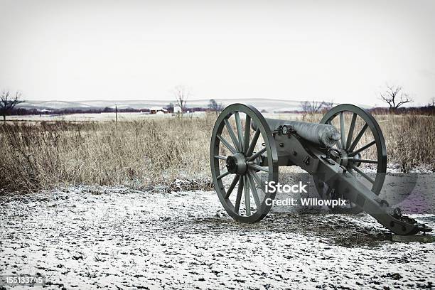 Foto de Canhão Da Guerra Civil E Distantes Do Campo De Batalha De Inverno Em Gettysburg e mais fotos de stock de Guerra Civil Americana