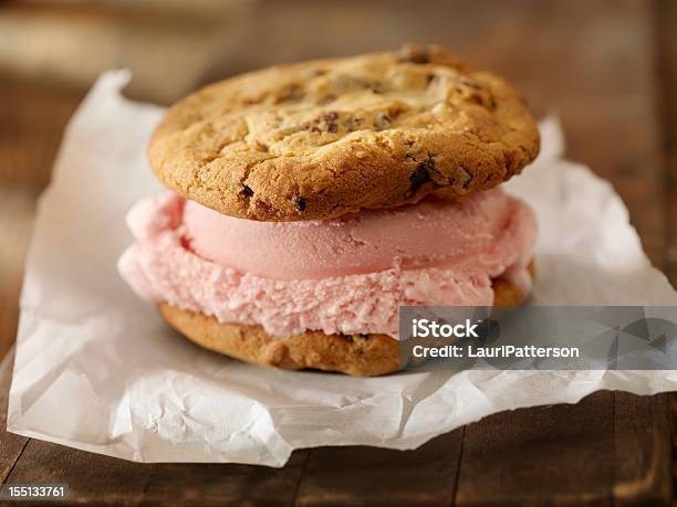 Ice Cream Sandwich Stockfoto und mehr Bilder von Speiseeis - Speiseeis, Keks, Sandwich