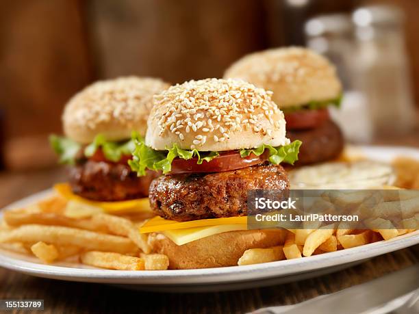 Mini Cheeseburgers - zdjęcia stockowe i więcej obrazów Ciemny - Ciemny, Frytki, Obraz w kolorze