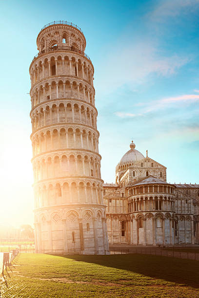 ピサの斜塔の日没の光 - tower italy pisa architecture ストックフォトと画像