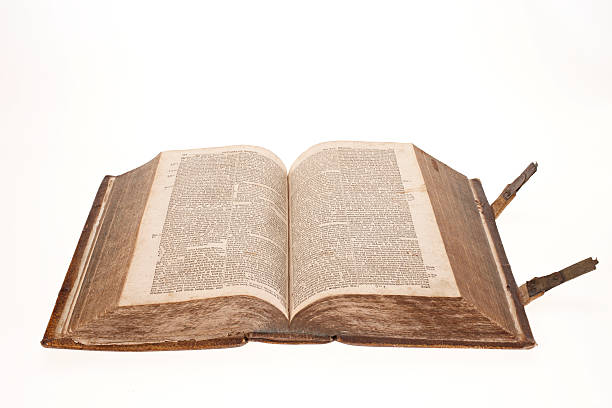 bíblia sagrada abrir páginas de 1768 - book book cover old bible - fotografias e filmes do acervo