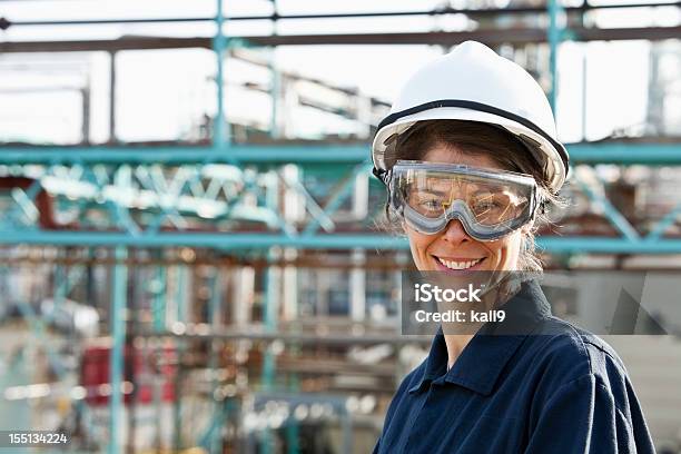 Weiblichen Arbeiter In Industrielle Anlage Stockfoto und mehr Bilder von Raffinerie - Raffinerie, Chemiefabrik, Frauen