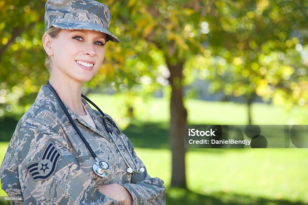 La Fuerza Aérea de los Estados Unidos serie: American Airwoman al aire libre - Foto de stock de Asistencia sanitaria y medicina libre de derechos