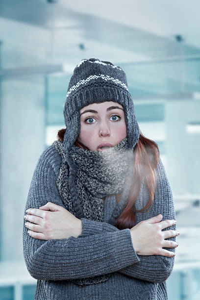 zimno - shivering zdjęcia i obrazy z banku zdjęć
