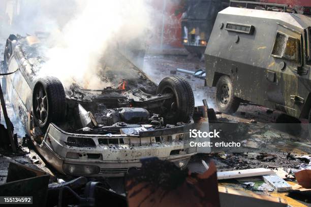 Burning De Automóviles Foto de stock y más banco de imágenes de Policía antidisturbios - Policía antidisturbios, Activista, Al revés - Posición descriptiva