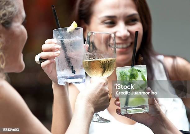 Onorevoli Nigth Persone Reali - Fotografie stock e altre immagini di Cocktail - Cocktail, Brindisi - Evento festivo, Donne mature