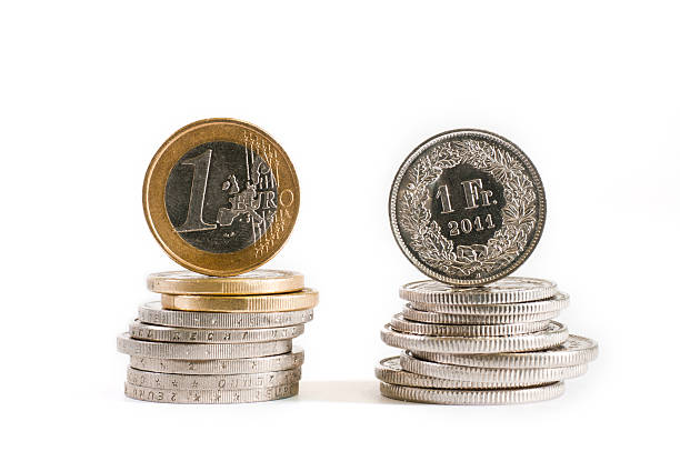comparación del euro frente a moneda de franco suizo - one euro coin fotografías e imágenes de stock