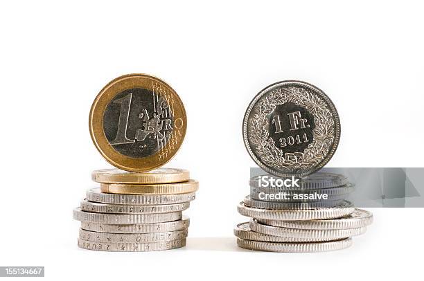 Confronto Tra La Valuta Euro Vs Franco Svizzero - Fotografie stock e altre immagini di Moneta - Moneta, Valuta svizzera, Simbolo dell'euro