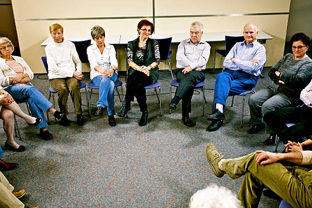 terapia di gruppo nella community centre - senior adult group therapy social gathering community center foto e immagini stock