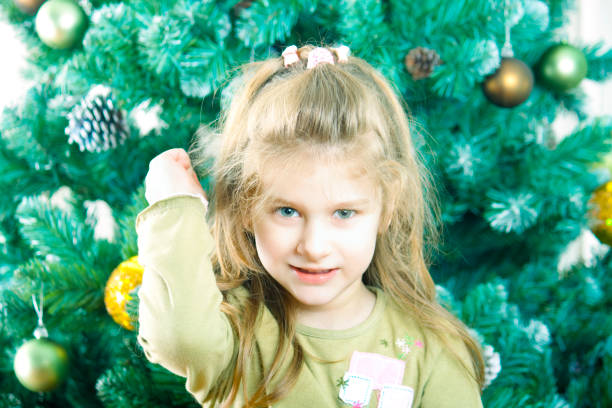 Petite fille avec arbre de Noël - Photo