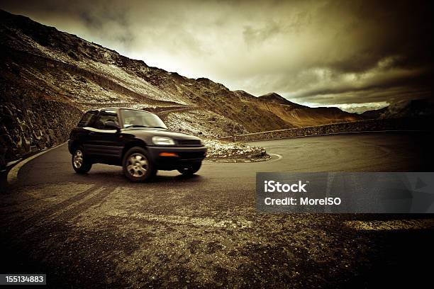 Automóvil Por Una Ruta De Montaña Cielo Dramático Hora De Viaje Foto de stock y más banco de imágenes de Coche